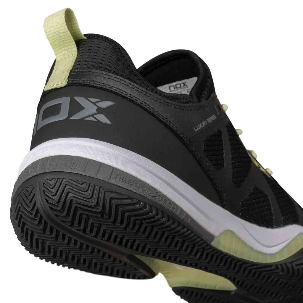 Close-up of Nox Nerbo Caluxnerblsl black heel area highlighting rebound technology and textured sole for shock absorption and traction.
