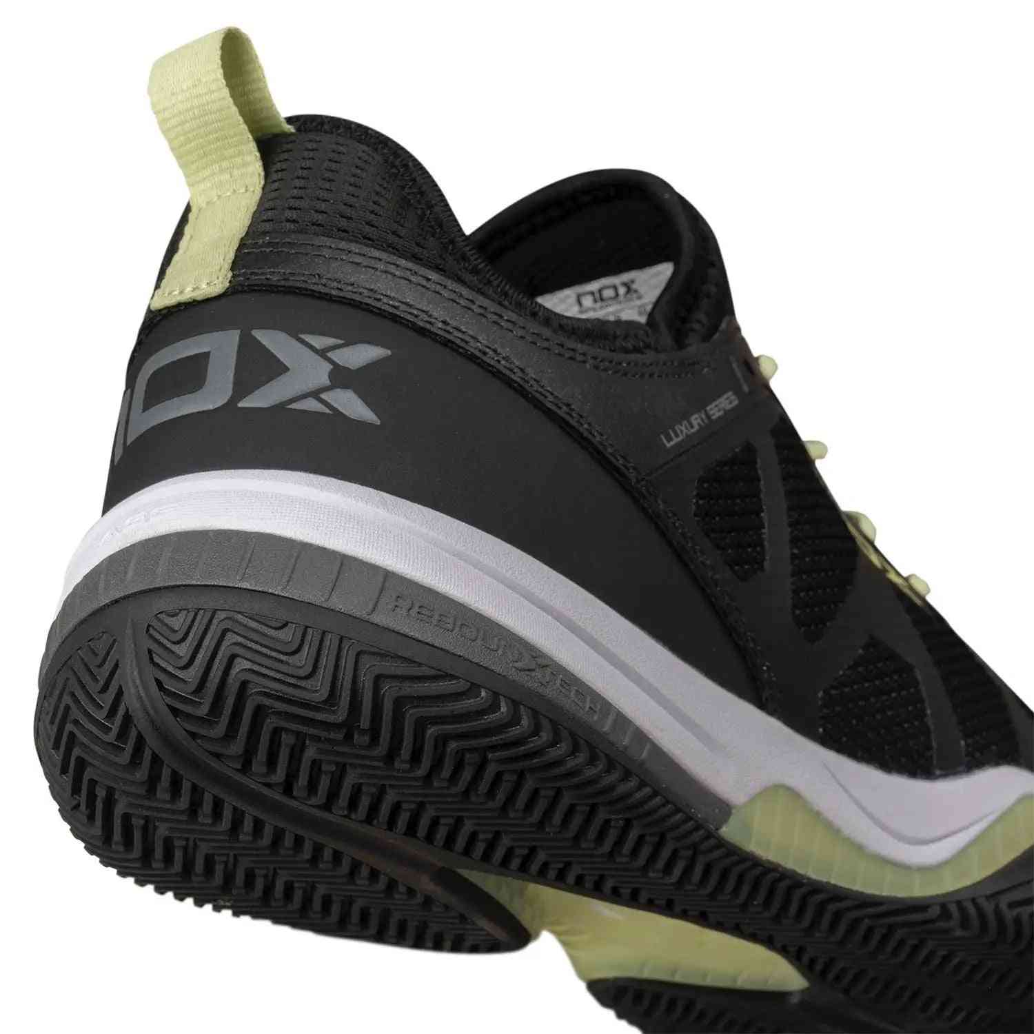 Close-up of Nox Nerbo Caluxnerblsl black heel area highlighting rebound technology and textured sole for shock absorption and traction.