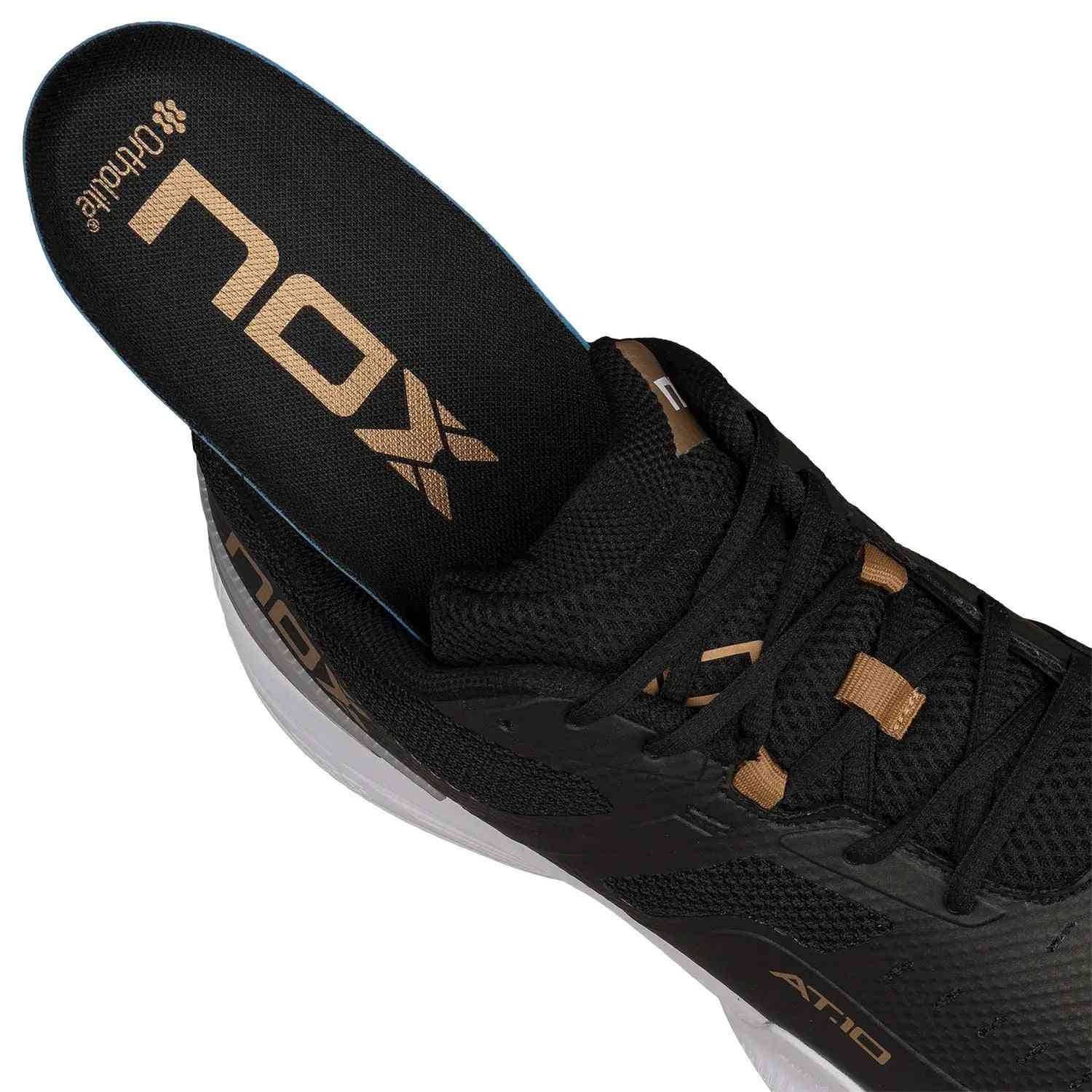 Removable Ortholite insole of Nox AT10 Pro Calat10blgo Oro ensures long-lasting comfort and breathability for padel players.