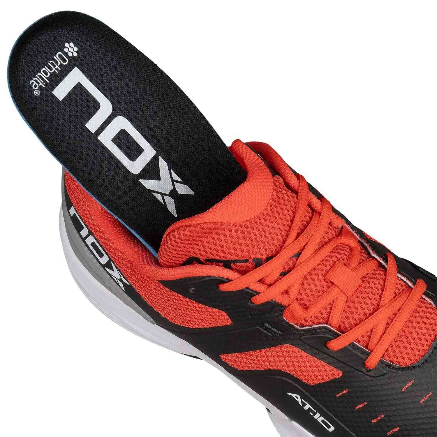 Nox AT10 Pro Calat10blre Black with removable Ortholite insole, showcasing breathable red mesh and cushioned interior for padel performance.