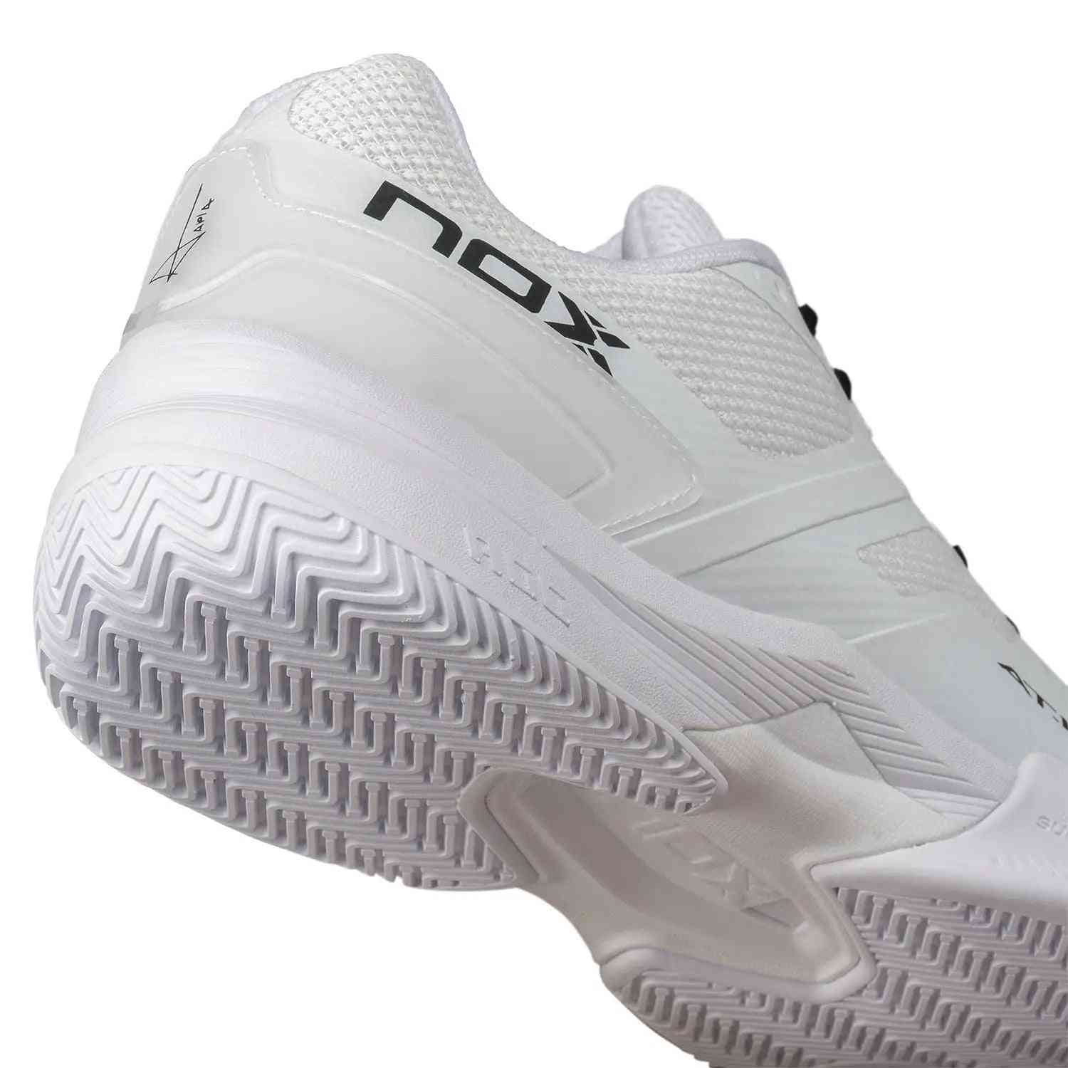 Close-up of Nox AT10 Pro Calat10white White heel and sole construction highlighting durable cushioning and lateral support structure.
